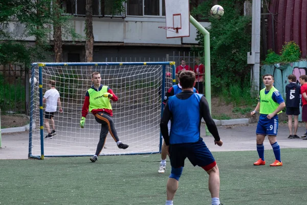 Россия, Хабаровск - 11 июня 2019 года: уличный футбол. Молодые парни играют в футбол на зеленой траве — стоковое фото