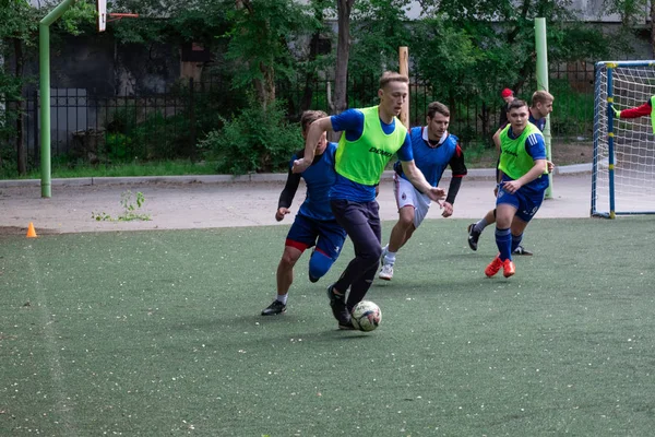 Russie, Khabarovsk - 11 juin 2019 : football domestique de rue. Les jeunes garçons jouent au football sur une herbe verte — Photo