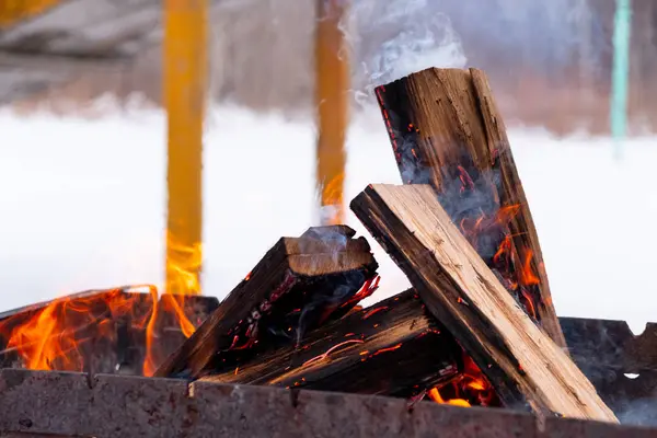 Dans le bois brûlant du gril. Préparation des charbons pour barbecue . — Photo