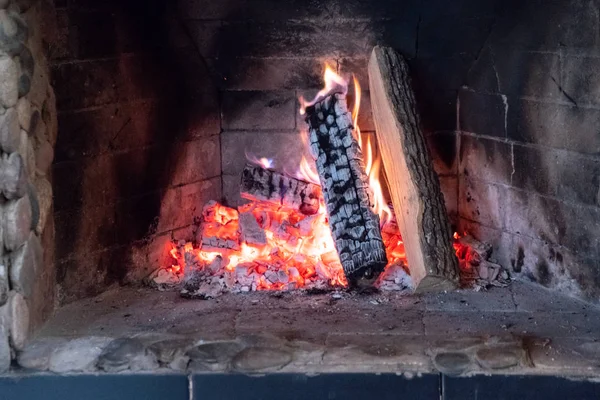 Des flammes dans la cheminée. Brûler du bois. Foyer en brique. — Photo