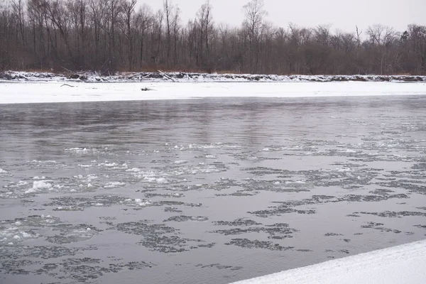 Mountain Russian river in winter. Snow on the shore. Rapid flow of ice water. — Stock Photo, Image