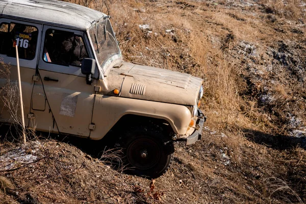 Khabarovsk, Rússia - 11 de novembro de 2019: Jeep UAZ supera obstáculos na floresta. — Fotografia de Stock