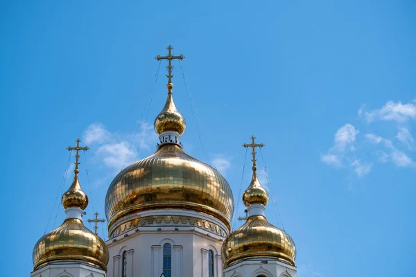 Khabarovsk, Russia - Jun 15, 2019: Καθεδρικός ναός Spaso-Preobrazhensky στο Khabarovsk στο φόντο του μπλε συννεφιασμένου ουρανού. — Φωτογραφία Αρχείου