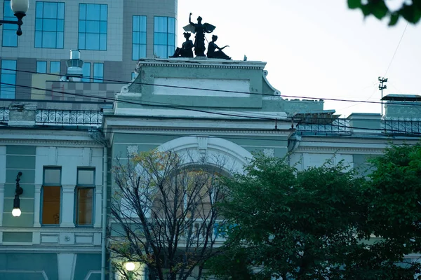 Khabarovsk, russland - 28. August 2019: die Straßen von khabarovsk am Abend. Autos auf der Straße. — Stockfoto