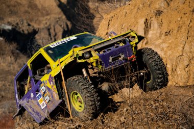 Khabarovsk, Rusya - 11 Kasım 2019: Jeep Suzuki Jimny ormandaki engelleri aştı.