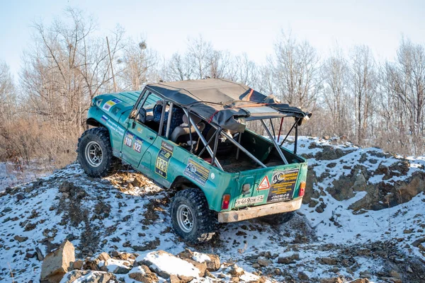 Khabarovsk, Russie - 11 nov. 2019 : Jeep Suzuki Jimny surmonte les obstacles dans la forêt. — Photo