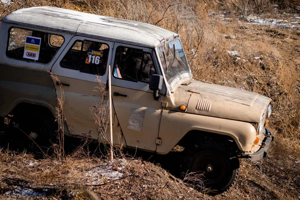 Khabarovsk, Russie - 11 nov. 2019 : Jeep UAZ surmonte les obstacles dans la forêt. — Photo