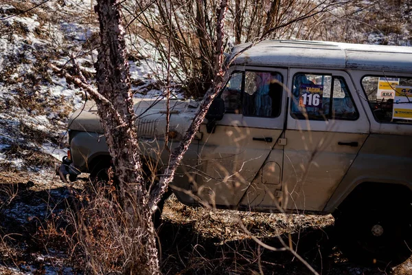 Khabarovsk, Rússia - 11 de novembro de 2019: Jeep UAZ supera obstáculos na floresta. — Fotografia de Stock