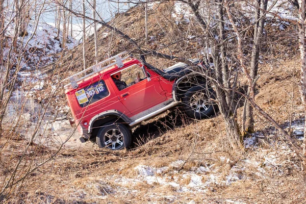 Chabarowsk, Russland - 11.11.2019: Jeep Suzuki Jimny überwindet Hindernisse im Wald. — Stockfoto