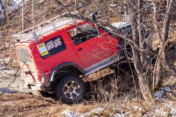 Khabarovsk, Russie - 11 nov. 2019 : Jeep Suzuki Jimny surmonte les obstacles dans la forêt. — Photo