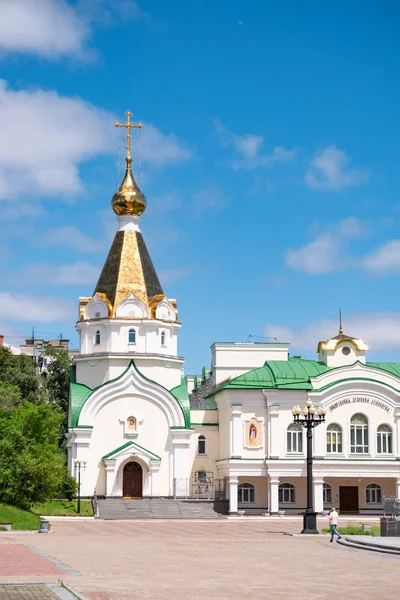 Khabarovsk, Rússia - 15 de junho de 2019: Catedral de Spaso-Preobrazhensky em Khabarovsk, no fundo do céu azul nublado . — Fotografia de Stock