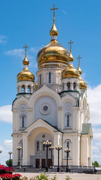 Chabarovsk, Rusland - 15 juni 2019: Spaso-Preobrazjenski Kathedraal in Chabarovsk op de achtergrond van de blauwe bewolkte hemel. — Stockfoto