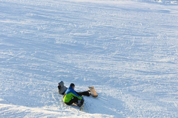 Khabarovsk, Rusia - 04 / 12 / 2016: La instructora entrena a un adolescente y un hombre snowboard . — Foto de Stock