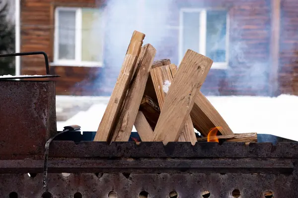 In het brandende hout. Bereiding van kolen voor barbecue. — Stockfoto