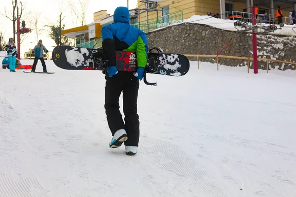 Khabarovsk, Rússia - 04 de dezembro de 2016: A instrutora treina uma adolescente e um homem snowboard . — Fotografia de Stock