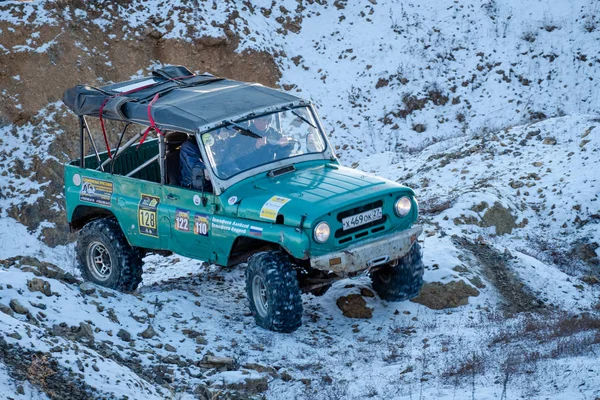 Khabarovsk, Rusya - 11 Kasım 2019: Jeep Suzuki Jimny ormandaki engelleri aştı. — Stok fotoğraf