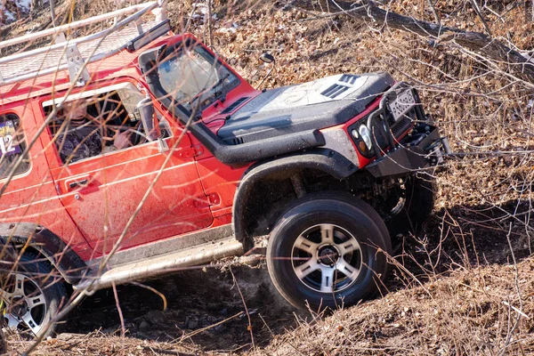 Khabarovsk, Russie - 11 nov. 2019 : Jeep Suzuki Jimny surmonte les obstacles dans la forêt. — Photo