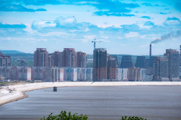 Chabarovsk, Rusland - 15 juni 2019: Zicht op de stad Chabarovsk vanuit de Spaso-Preobrazjenski kathedraal. Stedelijk landschap. — Stockfoto