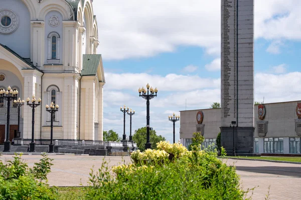 Khabarovsk, Rússia - 15 de junho de 2019: Catedral de Spaso-Preobrazhensky em Khabarovsk, no fundo do céu azul nublado . — Fotografia de Stock