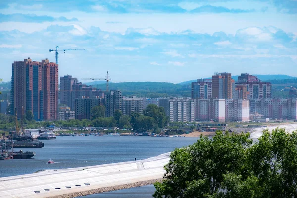 Khabarovsk, Rusia - 15 de junio de 2019: Vista de la ciudad de Khabarovsk desde la Catedral de Spaso-Preobrazhensky. Paisaje urbano . — Foto de Stock