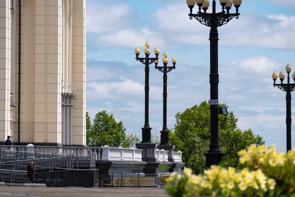 Khabarovsk, Rússia - 15 de junho de 2019: Catedral de Spaso-Preobrazhensky em Khabarovsk, no fundo do céu azul nublado . — Fotografia de Stock