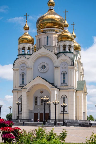 Chabarovsk, Rusland - 15 juni 2019: Spaso-Preobrazjenski Kathedraal in Chabarovsk op de achtergrond van de blauwe bewolkte hemel. — Stockfoto