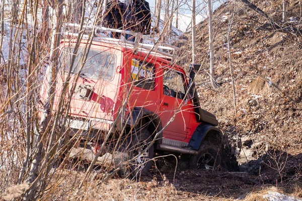 Khabarovsk, Russie - 11 nov. 2019 : Jeep Suzuki Jimny surmonte les obstacles dans la forêt. — Photo