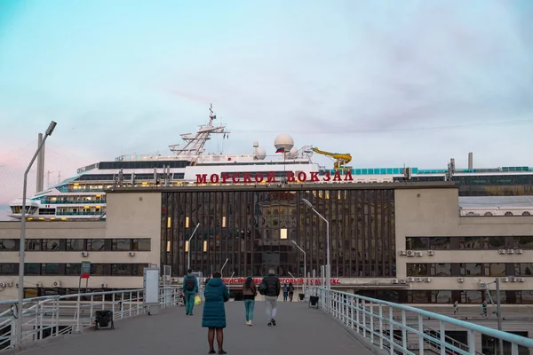 Vladivostok, Russie - 07 mai 2019 : Le paquebot Costa Serena dans le port de Vladivostok au coucher du soleil . — Photo