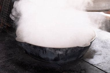 Shurpa 'nın Rus ocağındaki bir kazanda, açık ateşte hazırlanması..