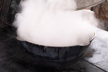 Shurpa 'nın Rus ocağındaki bir kazanda, açık ateşte hazırlanması..