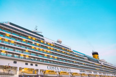 Vladivostok, Rusya - 07 Mayıs 2019: Gün batımında Vladivostok limanında Costa Serena gemisi.