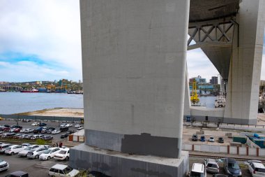 Vladivostok, Rusya - 07 Mayıs 2019: Amur Körfezi ve Altın Kapı üzerindeki köprü.