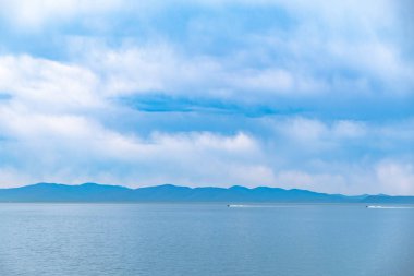 Vladivostok, Rusya - 07 Mayıs 2019: Amur Körfezi 'nde bir gemi.