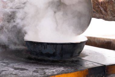 Shurpa 'nın Rus ocağındaki bir kazanda, açık ateşte hazırlanması..