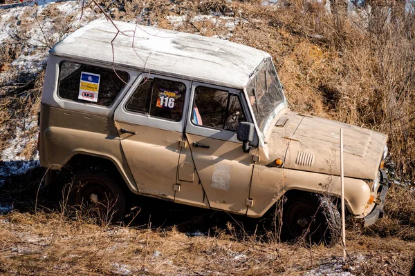 Khabarovsk, Rússia - 11 de novembro de 2019: Jeep UAZ supera obstáculos na floresta. — Fotografia de Stock