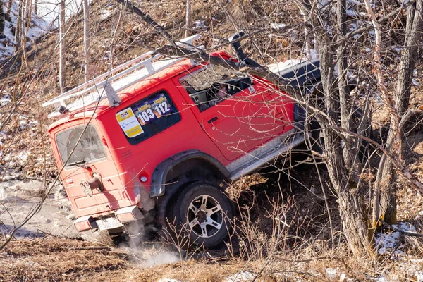 Khabarovsk, Russie - 11 nov. 2019 : Jeep Suzuki Jimny surmonte les obstacles dans la forêt. — Photo