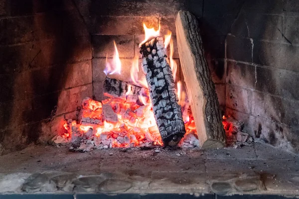 Vlammen in de haard. Hout verbranden. Stenen haard. — Stockfoto