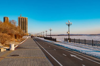 Khabarovsk, Rusya - 22 Aralık 2018: Khabarovsk şehrinin kışın seddi.