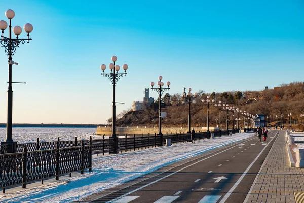 Khabarovsk, Russia - Dec 22, 2018: Embankment of the city of Khabarovsk in winter. — Stockfoto