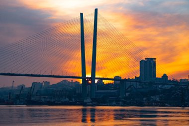 Vladivostok, Rusya - Ocak 09, 2020: Kışın Altın Boynuz Köprüsü manzarası. - Rusya. Vladivostok.