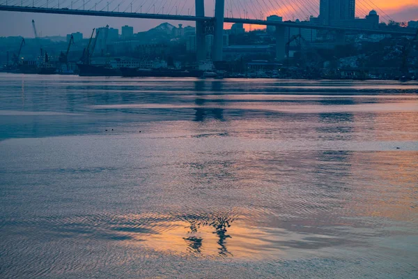 Vladivostok, Rusia - 09 / 01 / 2020: Vista del puente del cuerno de oro en invierno. Rusia. Vladivostok. — Foto de Stock