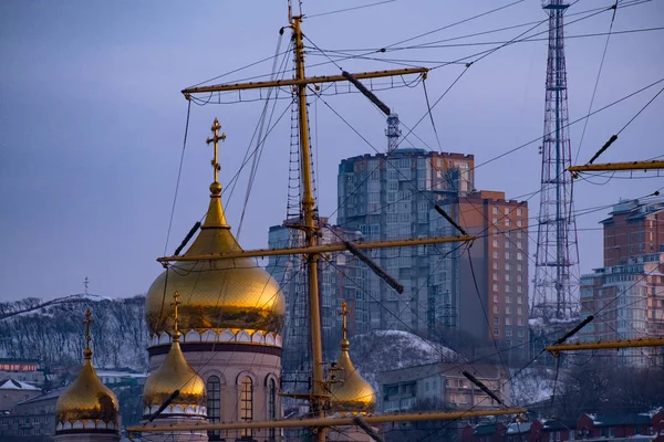 Vladivostok, Russia - 09 / 01 / 2020: Veduta del ponte di corno d'oro in inverno. Russia. Vladivostok. — Foto Stock