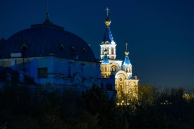 Amur Nehri 'nden Khabarovsk şehrinin Gece Manzarası. Mavi gece gökyüzü. Gece şehri fenerlerle parıldıyor..