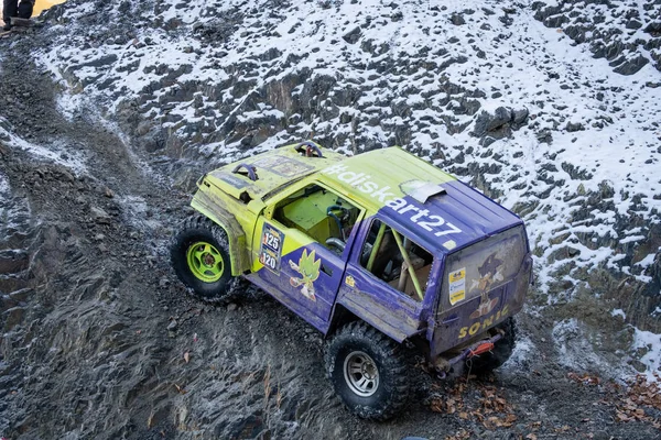 Chabarowsk, Rosja - 11 listopada 2019: Jeep Suzuki Jimny pokonuje przeszkody w lesie. Kobiety za kierownicą samochodu. — Zdjęcie stockowe