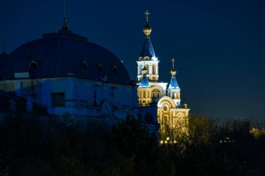 Amur Nehri 'nden Khabarovsk şehrinin Gece Manzarası. Mavi gece gökyüzü. Gece şehri fenerlerle parıldıyor..
