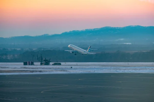 Władywostok, Rosja - 10 stycznia 2020 r.: Airbus A321-231 Hl7763 linii lotniczej Air Busan przygotowującej się do startu na lotnisku Knevichi. — Zdjęcie stockowe