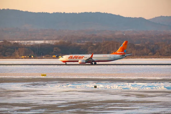 Vladivostok, Ρωσία - 10 Ιανουαρίου 2020: Boeing 737-8as Hl8061 της αεροπορικής εταιρείας Jeju Air ετοιμάζεται για απογείωση στο αεροδρόμιο Knevichi. — Φωτογραφία Αρχείου