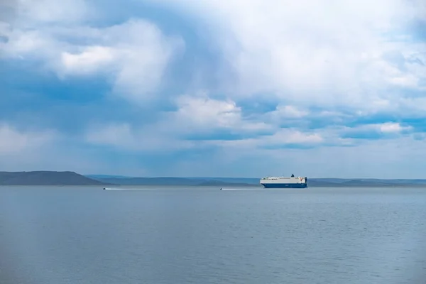 Vladivostok, Rusia - 07 de mayo de 2019: Nave en la carretera en la bahía de Amur . —  Fotos de Stock