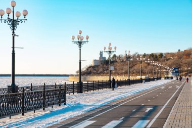 Khabarovsk, Rusya - 22 Aralık 2018: Khabarovsk şehrinin kışın seddi.