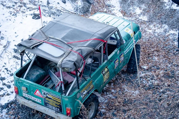 Khabarovsk, Rusya - 11 Kasım 2019: Jeep Suzuki Jimny ormandaki engelleri aştı. — Stok fotoğraf